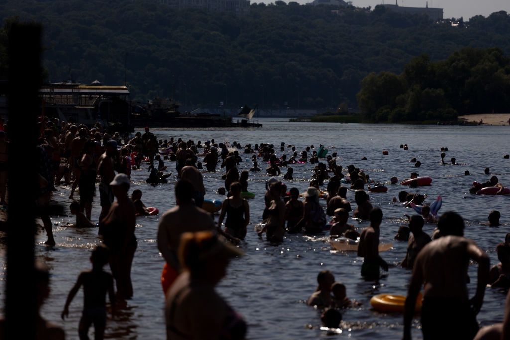 Tłumy na plażach miejskich w Kijowie 