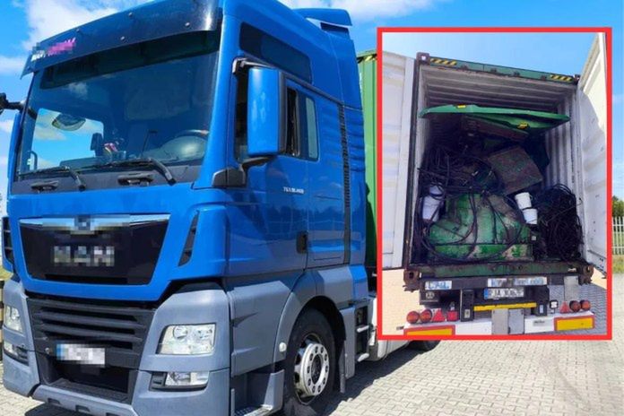 Kombajn w częściach. Nielegalny transport  zdemaskowany przez ITD