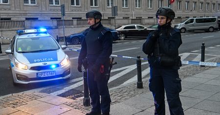"Trafił do szpitala". Komunikat po akcji przy pomniku smoleńskim