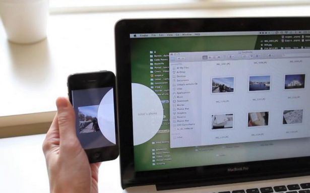 Cudownie prosty pomysł na przenoszenie zdjęć między urządzeniami [wideo]
