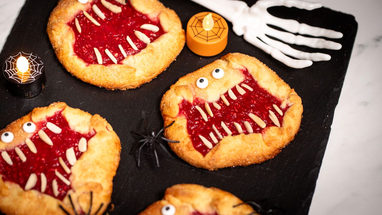 Galette malinowe w potworkowej wersji. Upiornie słodki przysmak na Halloween