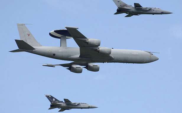 E-3 Sentry w asyście samolotów Panavia Tornado F3s (Fot. Wikimedia Commons)