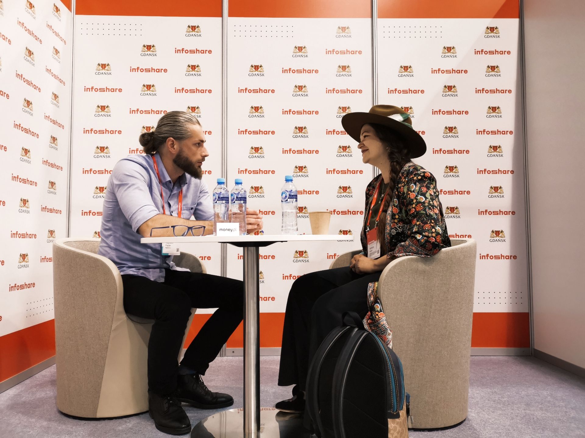 Brittany Kaiser, sygnalistka z Cambridge Analytica w trakcie rozmowy z Krzysztofem Majdanem z money.pl