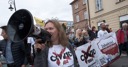 Partia mówi dość. Zapowiada kary za negowanie koronawirusa w Polsce
