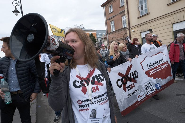 Partia mówi dość. Zapowiada kary za negowanie koronawirusa w Polsce