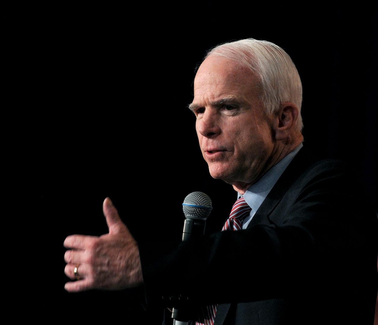 John McCain "żył życiem w służbie dla swojego kraju" - podkreśliła Hillary Clinton
