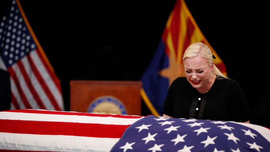 Emocji nad trumną ojca nie kryła córka - Meghan McCain