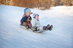 Zimowe atrakcje dla najmłodszych. Jak bawić się bezpiecznie?