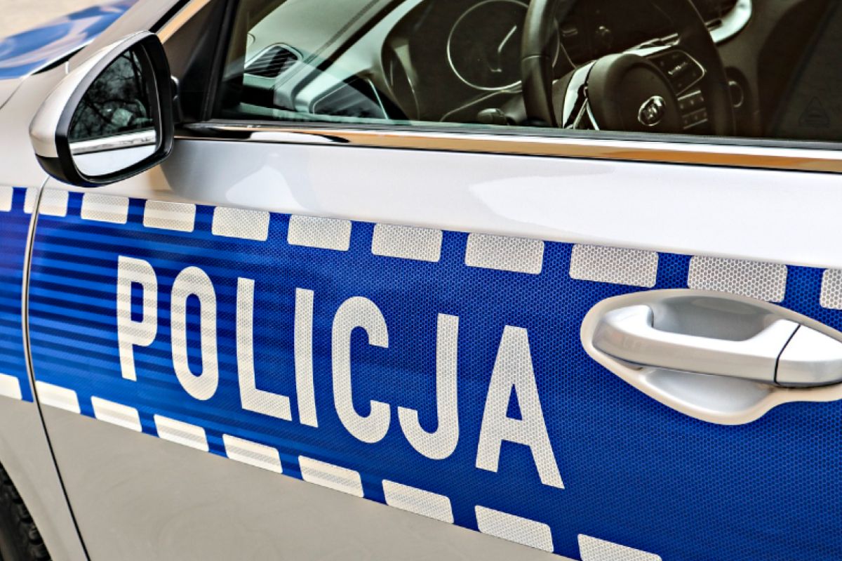 Kraków: Samochód ciężarowy zahaczył o ekran nad ulicą, zatrzymał się na kładce dla pieszych