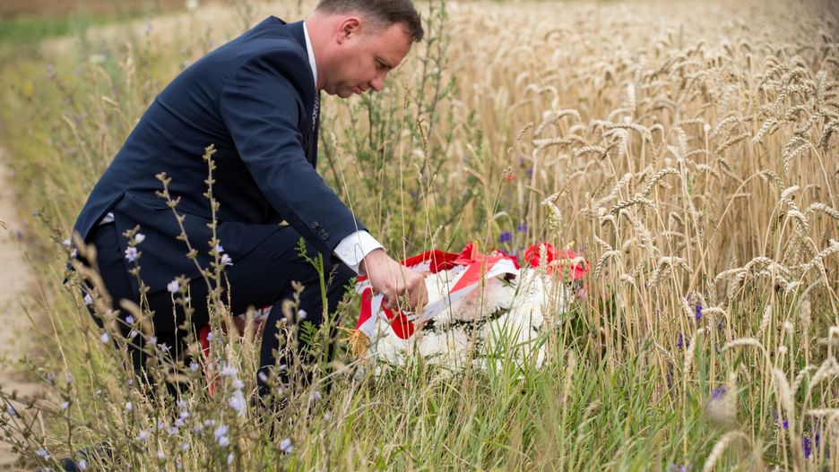 Andrzej Duda składa wieniec we wsi Pokuta na Wołyniu