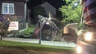 Wypadek w Olszycu Szlacheckim. Audi uderzyło w ogrodzenie, zginął 19-latek
