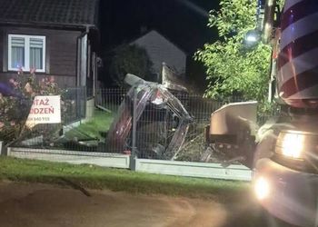 Wypadek w Olszycu Szlacheckim. Audi uderzyło w ogrodzenie, zginął 19-latek