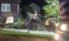 Wypadek w Olszycu Szlacheckim. Audi uderzyło w ogrodzenie, zginął 19-latek