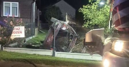 Wypadek w Olszycu Szlacheckim. Audi uderzyło w ogrodzenie, zginął 19-latek
