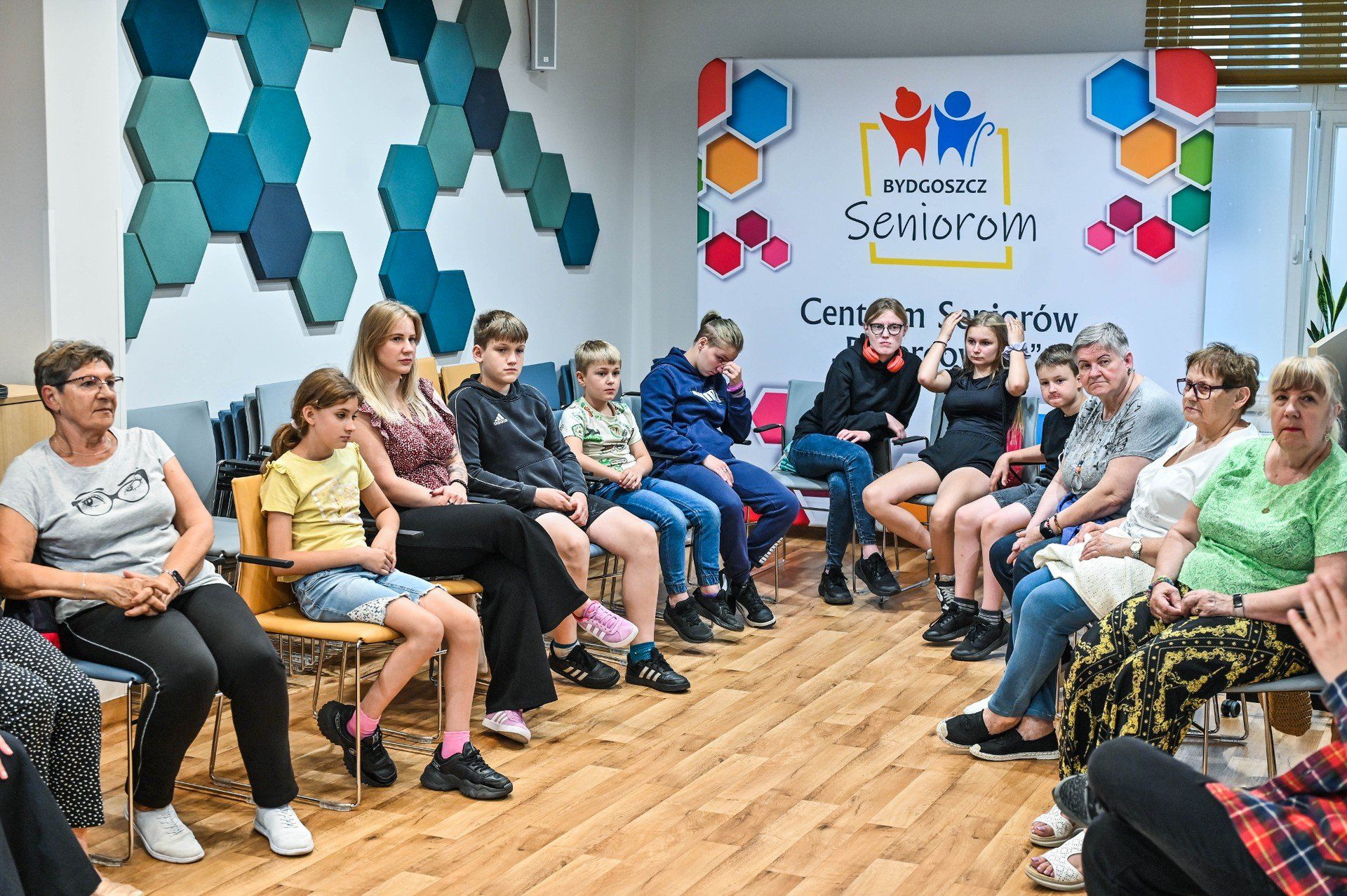 Bisz spotkał się młodzieżą i seniorami. Pytania na różne tematy padały z obu stron.