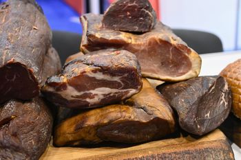 Przed laty wszyscy mieli w ogródku. Sklepowe wędliny nie mają przy nich szans