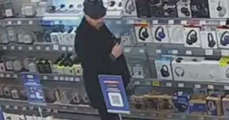 Mężczyzna w kaszkiecie nagrany. Kamery uchwyciły, co zrobił w sklepie