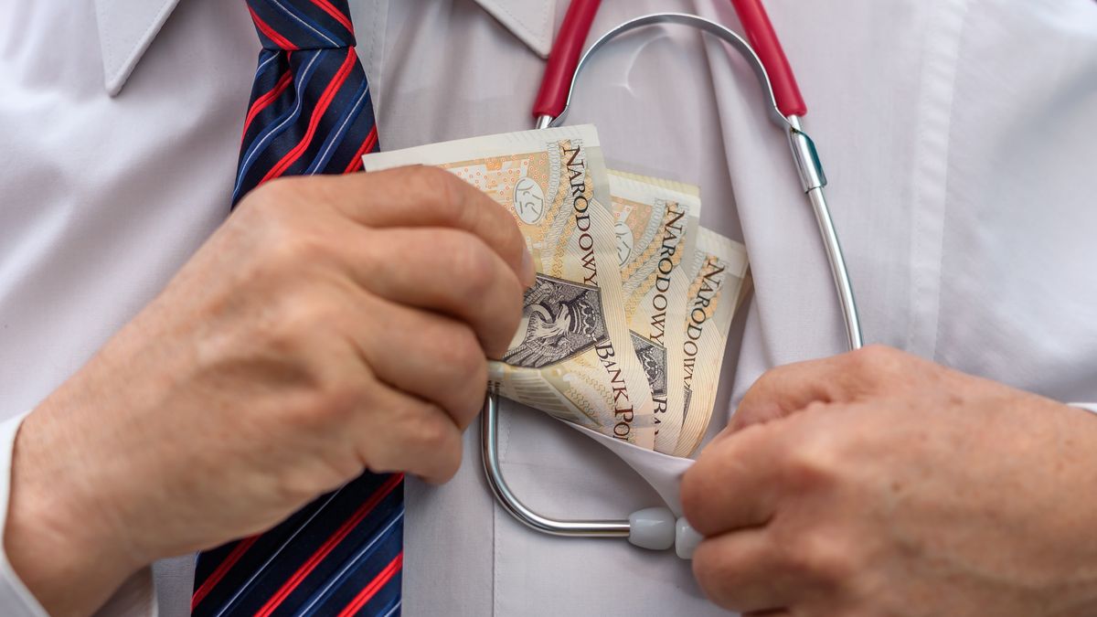 The doctor accepts a bribe, puts the money in his pocket, Polish currency pln
The doctor accepts a bribe, puts the money in his pocket, Polish currency closeup isolated
Pawel Kacperek