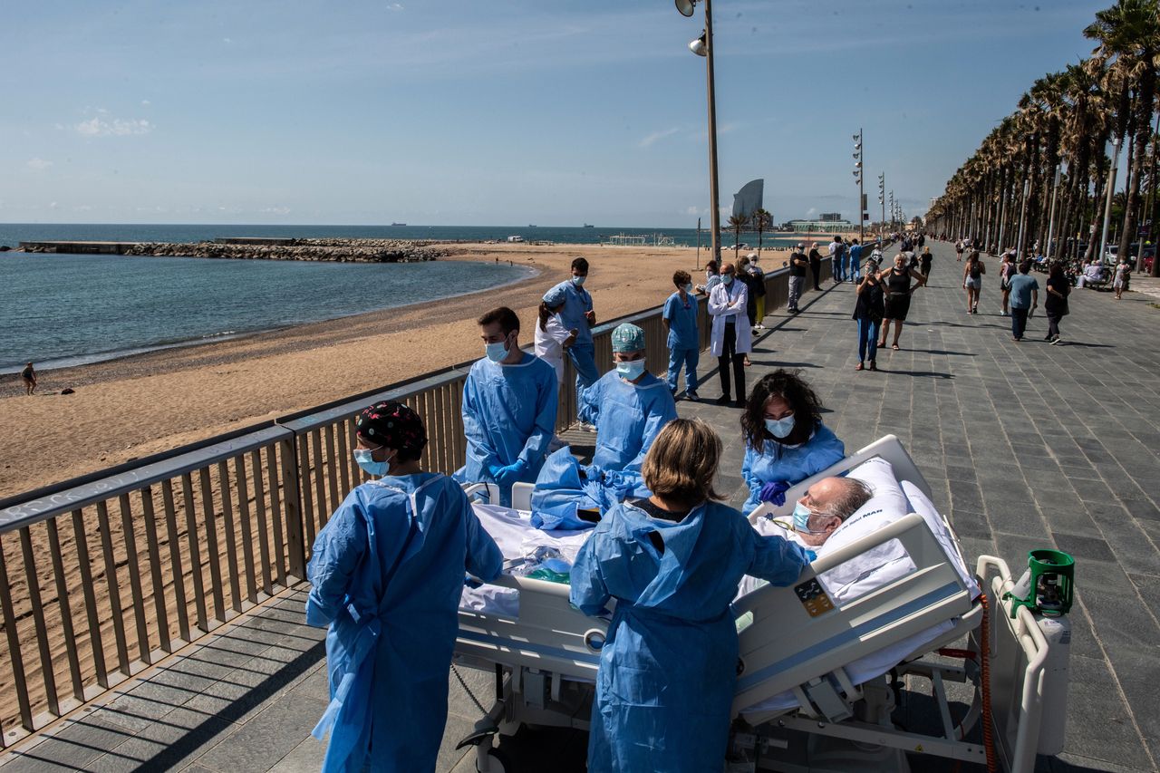 Barcelona. Medycy zabrali na plażę pacjenta zakażonego COVID-19. Karolina Korwin Piotrowska zabrała głos