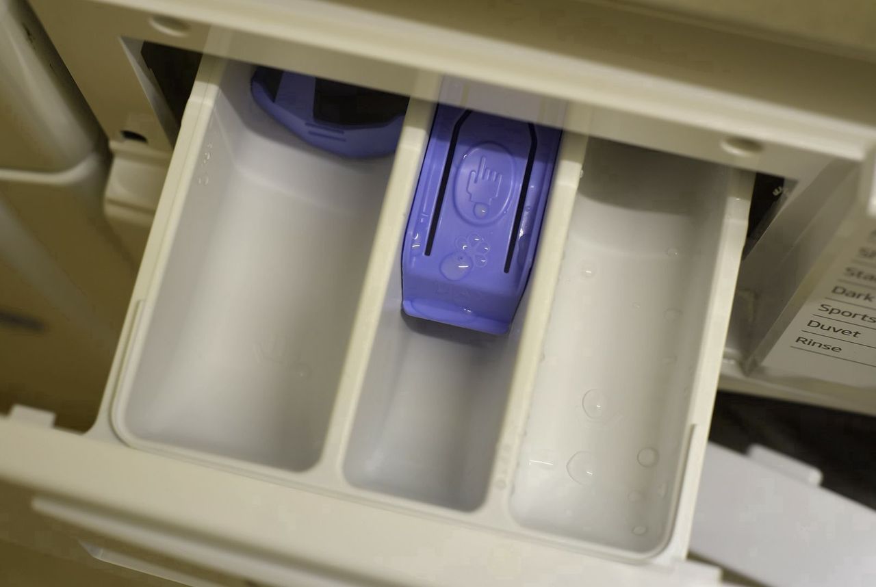 Wlej pół szklanki do szuflady pralki. Szybko sobie podziękujesz