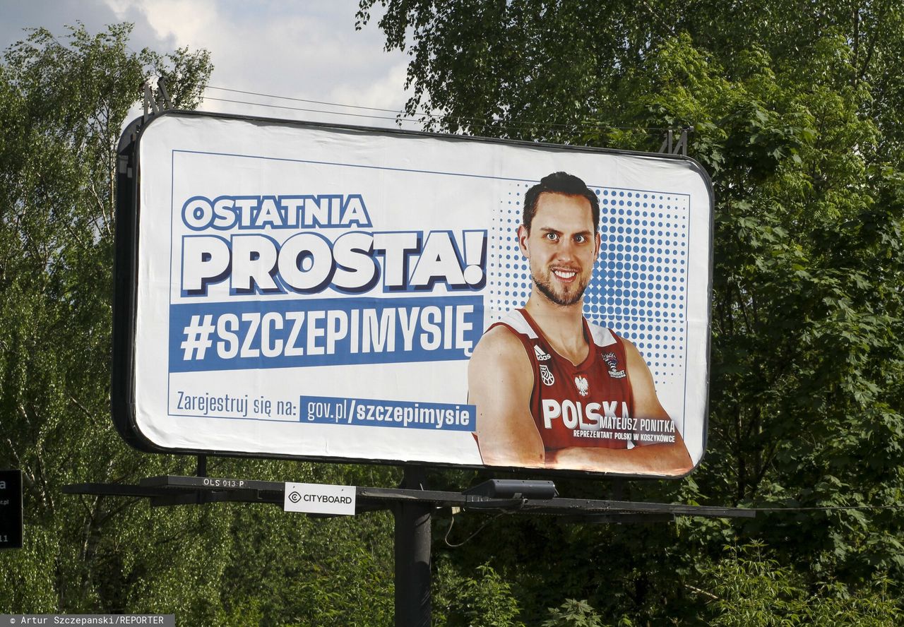 Loteria szczepionkowa nieskuteczna? Lekarz apeluje do ministra zdrowia / Na zdjęciu billboard z rządowej kampanii proszczepiennej