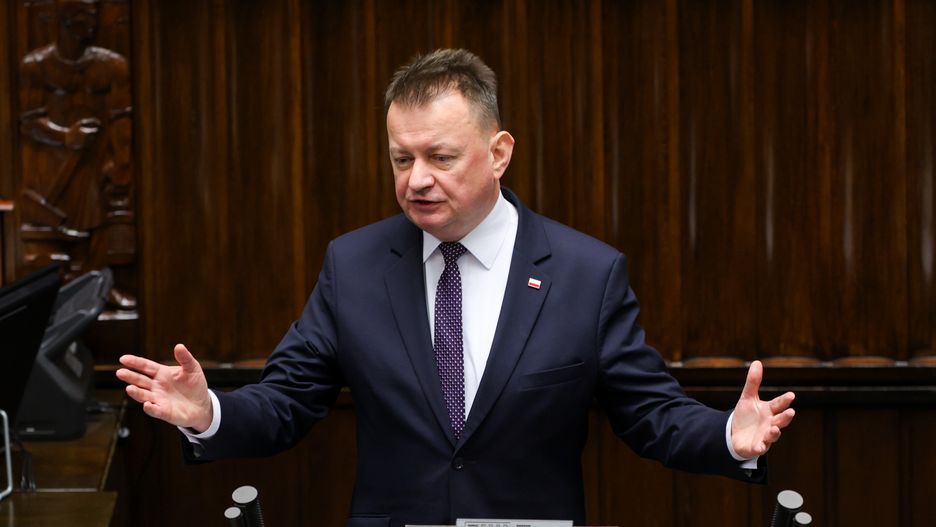 Warszawa, 26.04.2024. Poseł PiS Mariusz Błaszczak w Sejmie w Warszawie, 26 bm. W ostatnim dniu posiedzenia posłowie będą głosowali m.in. nad przyjęciem informacji szefa MSZ Radosława Sikorskiego o założeniach i zadaniach polityki zagranicznej na 2024 r. (sko) PAP/Rafał Guz