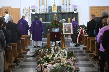Warszawa: pogrzeb legendarnej alpinistki Krystyny Palmowskiej