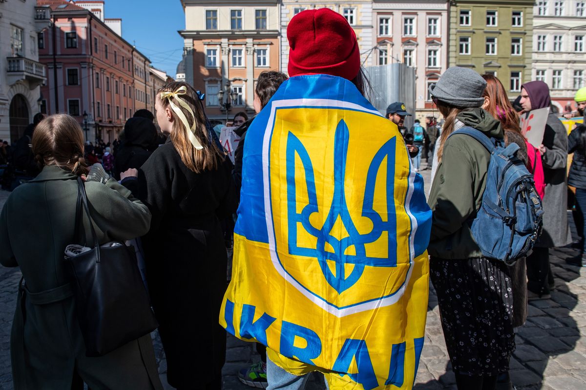  Lwów, Ukraina, 19.03.2022. Protest w obronie Mariupola na Starym Mieście we Lwowie, 19 bm. Trwa inwazja Rosji na Ukrainę. (wj/jm) PAP/Wojtek Jargiło