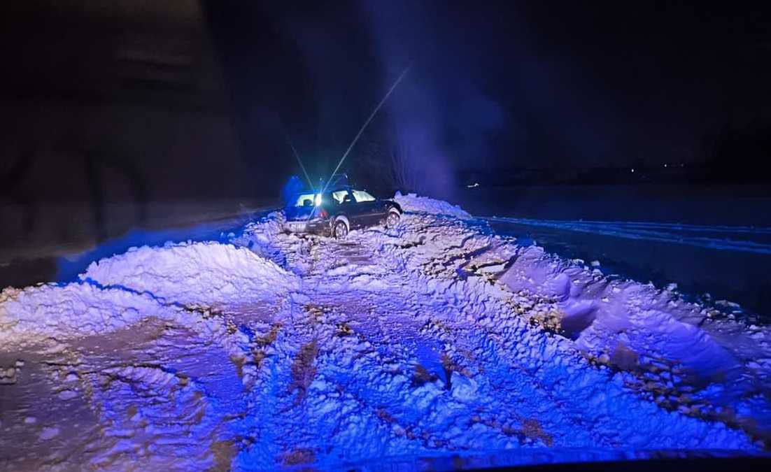 Kartuzy: Ucieczkę zakończył w zaspie. Kierujący pod wpływem narkotyków