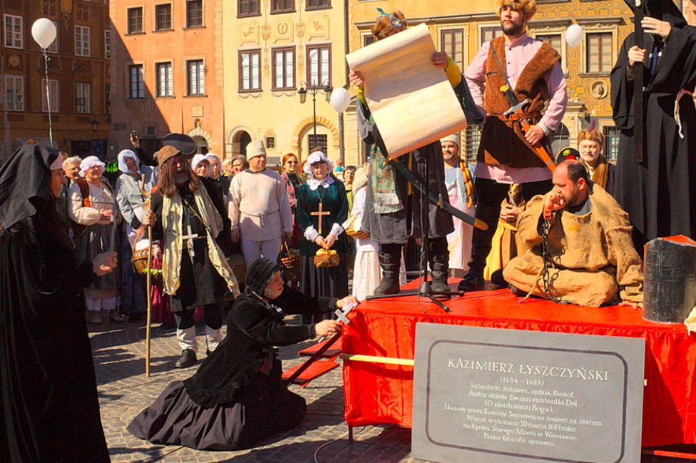 Warszawa. Podczas poprzednich Dni Ateizmu rolę Kazimierza Łyszczyńskiego odegrał Jan Hartman, w najbliższą sobotę oddanie głowy pod katowski topór zamarkuje Robert Biedroń (FundacjaKazimierza Łyszczyńskiego)