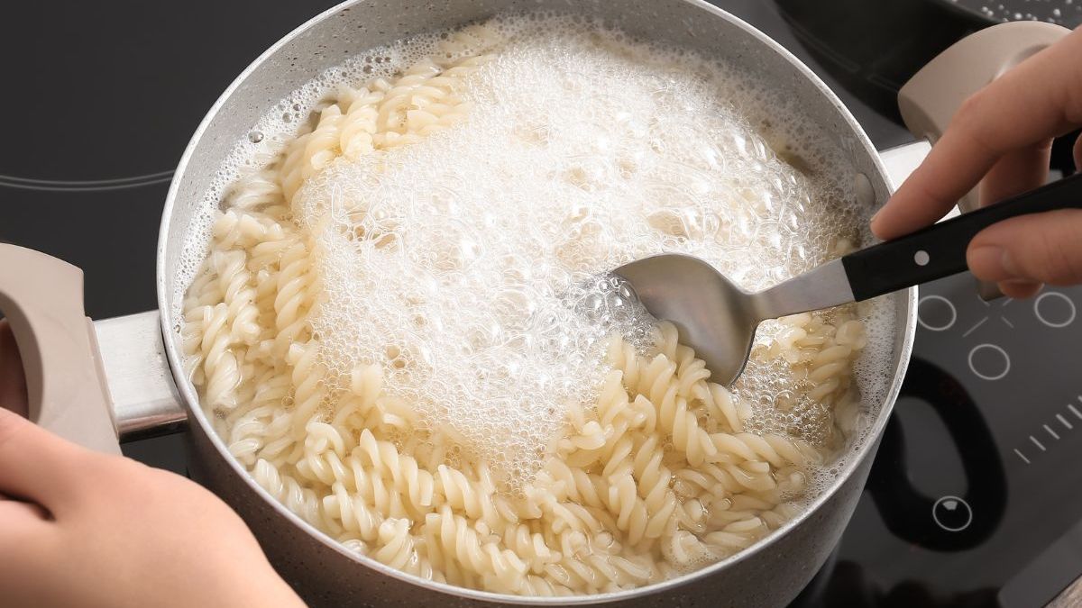 Woda po makaronie może się jeszcze przydać