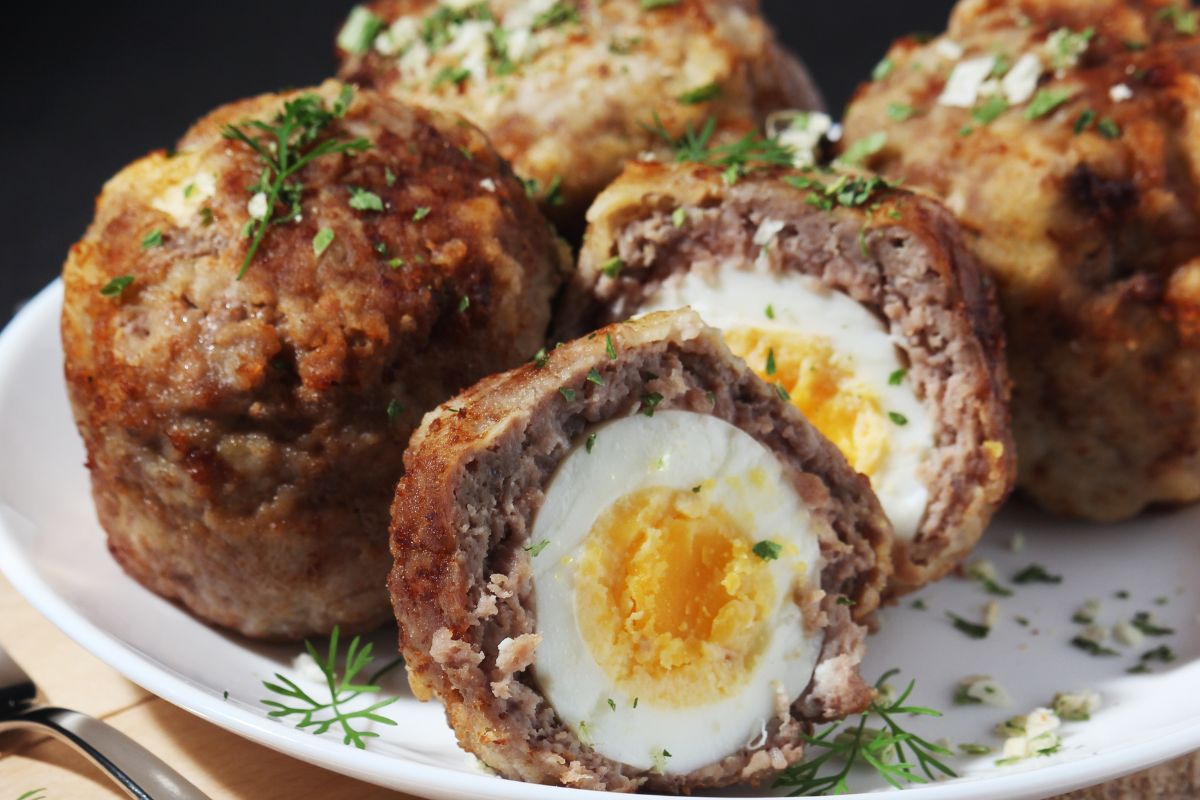 Ewa Wachowicz oblepia jajka mięsem i wrzuca na patelnię. Sto razy lepsze niż kotlety mielone