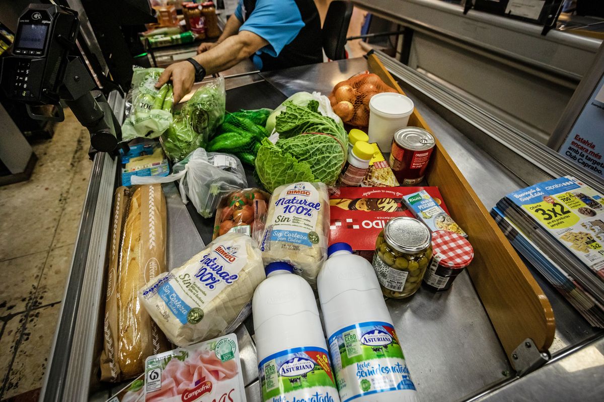 Ze względu na inflację aż 90 proc. Hiszpanów zmieniło nawyki żywieniowe. Ludzie wybierają tańsze produkty, czekają na  promocje albo idą do tańszego sklepu
