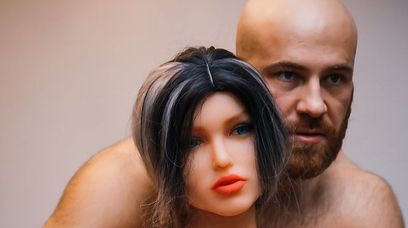 Najdziwniejszy profil na Instagramie – kulturysta zdradza seks-lalkę z pudłem