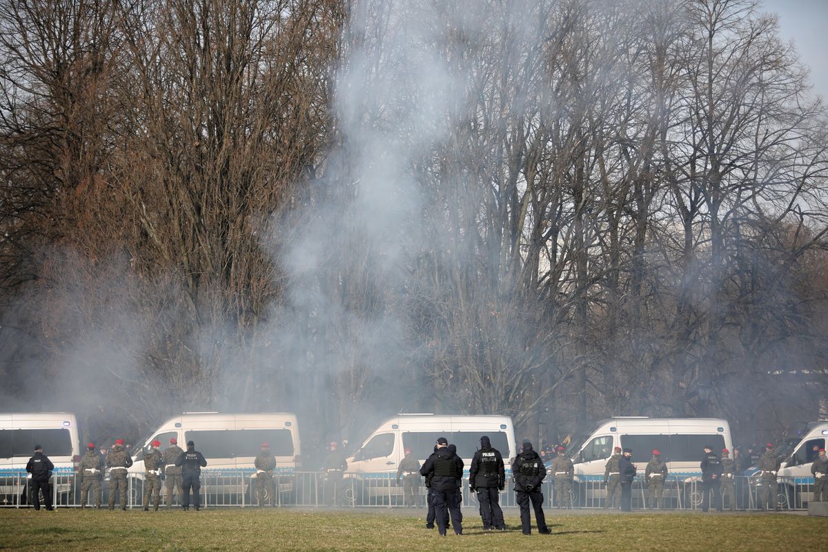 11. rocznica katastrofy smoleńskiej. Politycy złożyli kwiaty, kilku demonstrantów zatrzymanych