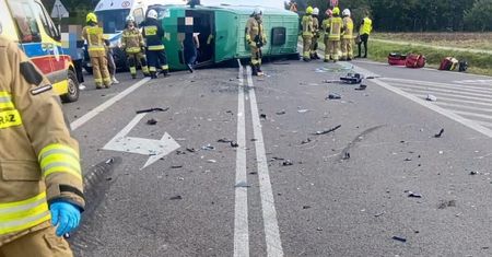 Groźny wypadek w Pułankowicach. Bus pasażerski przewrócił się na bok, lądował śmigłowiec LPR | ZDJĘCIA