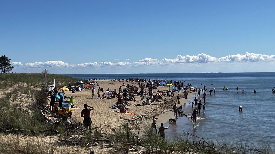 Tłum na plaży w Helu