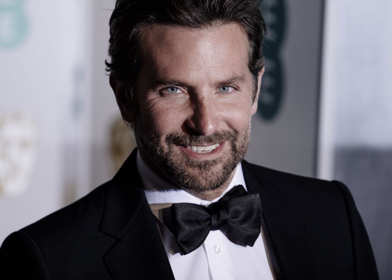 Bradley Cooper widziany na plaży z tajemniczą brunetką 