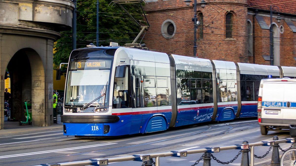 Tramwaj ciągnął go po torowisku. Motornicza stanie przed sądem. Zdjęcie ilustracyjne. 