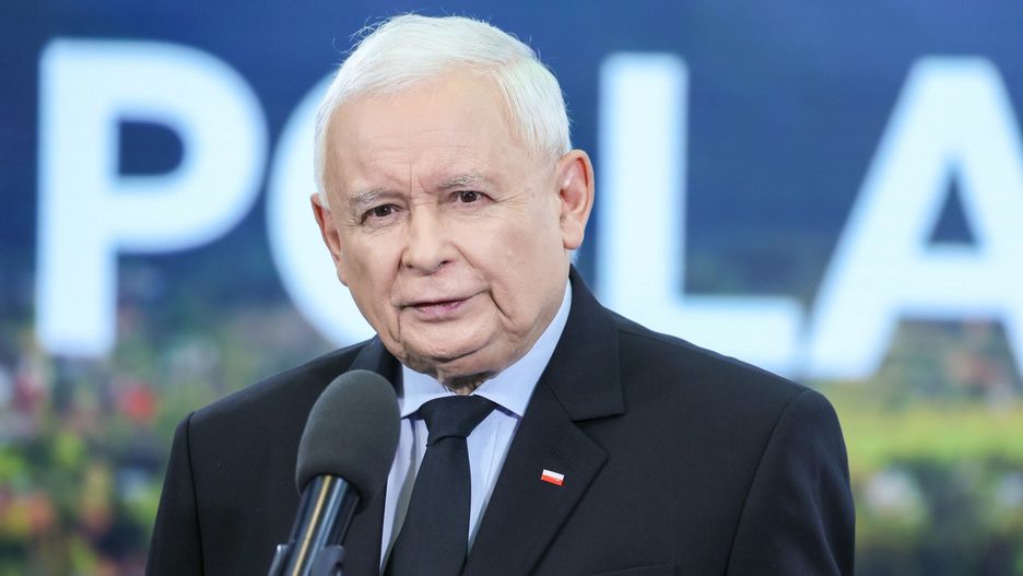 PiS og?asza has?o wyborcze
Fot. Wojciech Olkusnik/East News, Warszawa, 18.08.2023.  Oswiadczenie prezesa PiS Jaros?awa Kaczynskiego, z udzia?em marsza?ek Sejmu Elzbiety Witek, premiera Mateusza Morawieckiego oraz ministra Mariusza Blaszczaka i europosel Beaty Szydlo, w siedzibie partii przy Nowogrodzkiej. Politycy oglosili haslo wyborcze: Bezpieczna Przyszlosc Polakow".
N/z: Jaroslaw Kaczynski
Wojciech Olkusnik