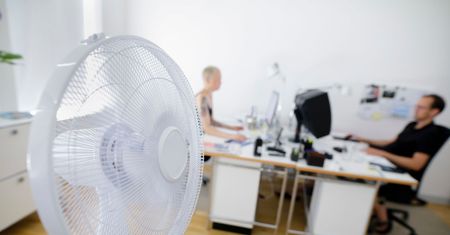 Upał w pracy. Co musi zapewnić pracodawca? Sprawdź, czego możesz wymagać