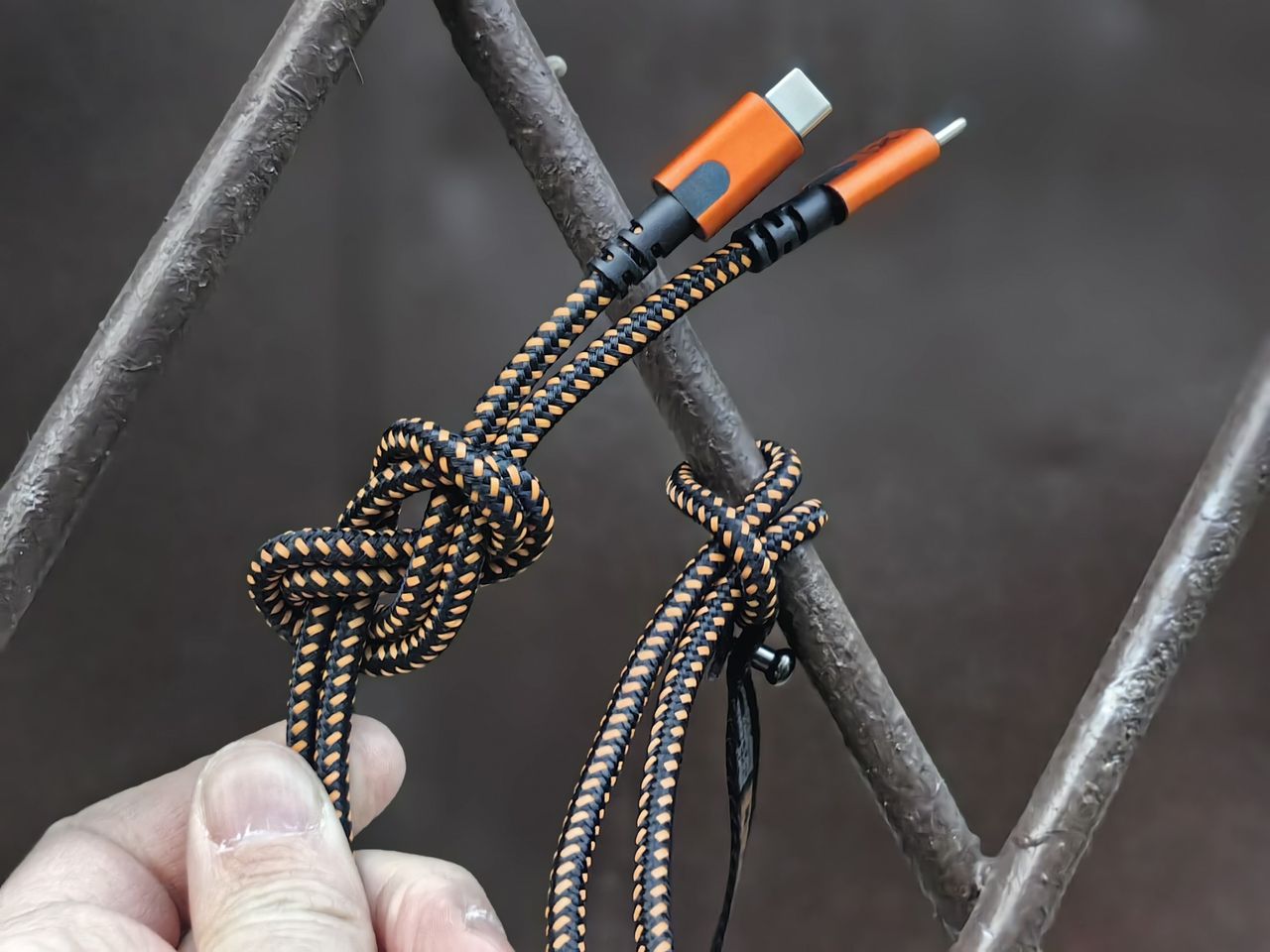 Kabel Xtorm CXX005 zawiązany w węzły