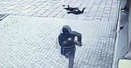 Brutalnie napadł na starszą panią w Krakowie. Nie wiedział, że go nagrano