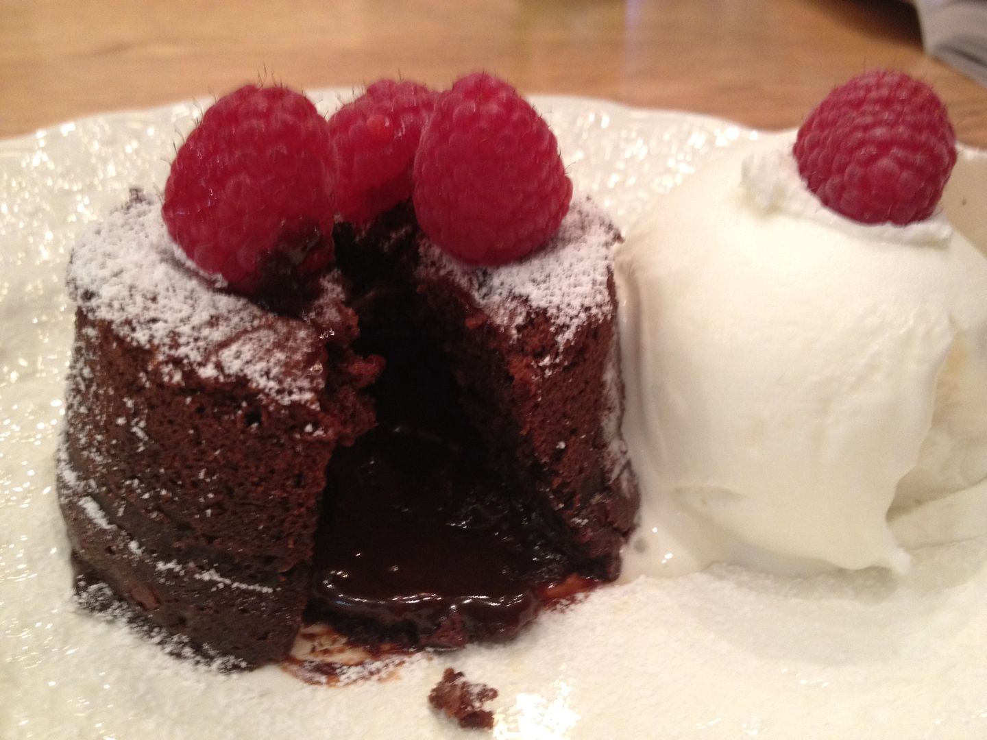 Idealny deser na Walentynki. Przepis na lava cake, czyli czekoladowy fondant