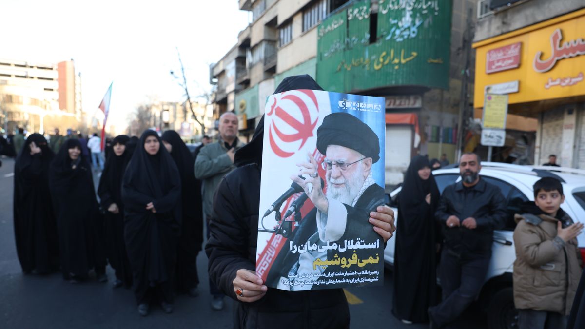 Mourners gather at Enqelab square in Tehran following death of Iranian Supreme Leader Ayatollah Ali Khamenei
epa12786195 Mourners react following the death of Iranian Supreme Leader Ayatollah Ali Khamenei; at Enqelab Square in Tehran, Iran, 01 March 2026. According to a statement from Iranian state media issued on 01 March 2026, Khamenei was killed in an airstrike during a joint United States (US) and Israeli military campaign that began on 28 February 2026.  EPA/ABEDIN TAHERKENAREH 
Dostawca: PAP/EPA.
ABEDIN TAHERKENAREH
war, Conflict, Death, Ali Khamenei