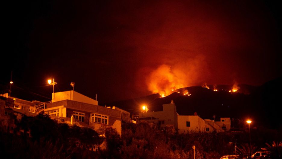 Po?ary na Wyspach Kanaryjskich
A picture taken in the night of August 19, 2023 shows the fronts of the forest fire on hills above houses, in the Guimar valley on the Canary Island of Tenerife. The blaze, which officials say is the most "complex fire" to hit the Canary Islands in 40 years, broke out on August 15 in a mountainous area of northeastern Tenerife. 225 firefighters are struggling against the ferocious blaze which has so far destroyed nearly 5,000 hectares (more than 10,000 acres) of land and led to the evacuation and/or confinement of some 7,600 people from nine population centers. (Photo by DESIREE MARTIN / AFP)
DESIREE MARTIN