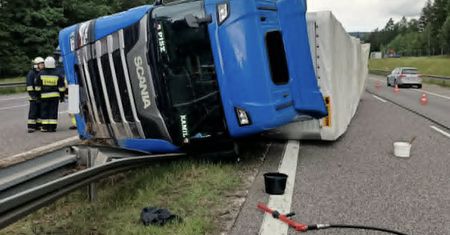 Tir runął na jezdnię. Utrudnienia na S7