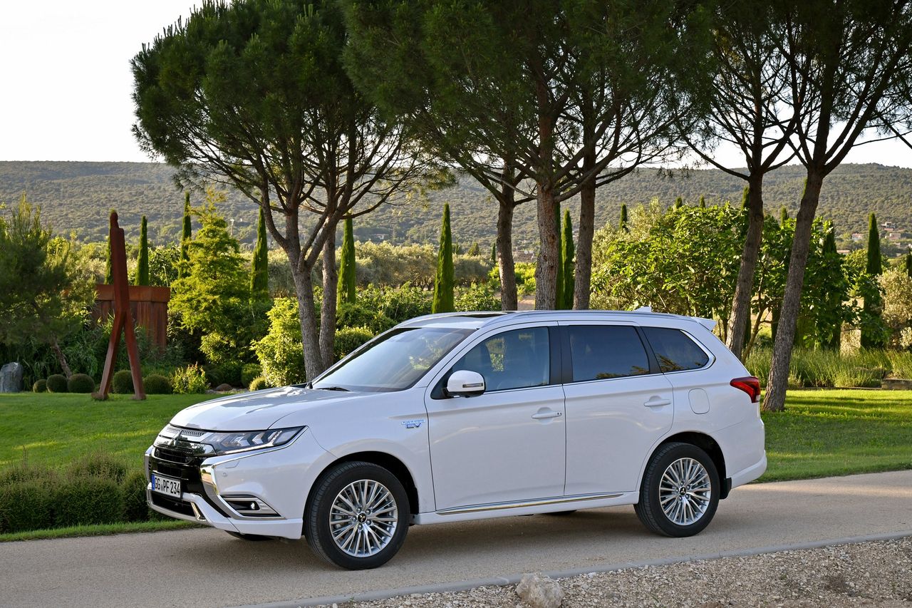 Outlander PHEV ciągle emituje mniej niż 50 g/km.