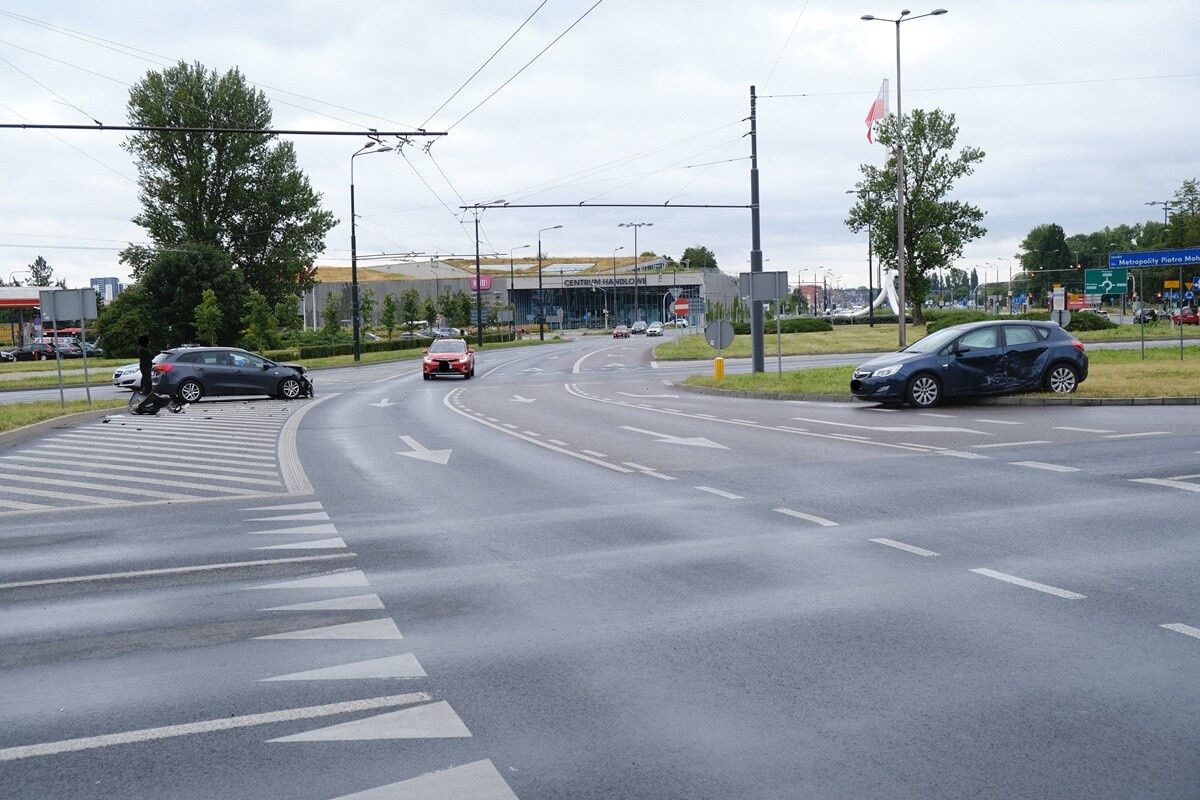 Zderzenie opla z kią na rondzie Mohyły w Lublinie