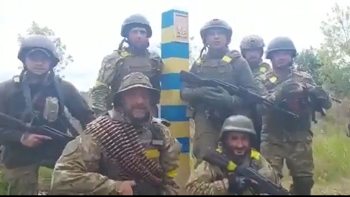 Ukraiński batalion stawia słup graniczny po odzyskaniu terenów obwodu charkowskiego zajętych wcześniej przez Rosjan. Źródło: WarNews/